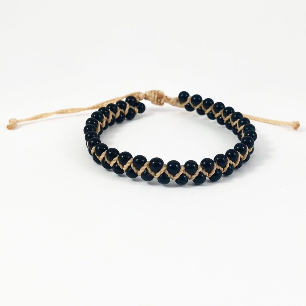 Pulsera Turmalina de Urpi Shop sobre fondo neutro