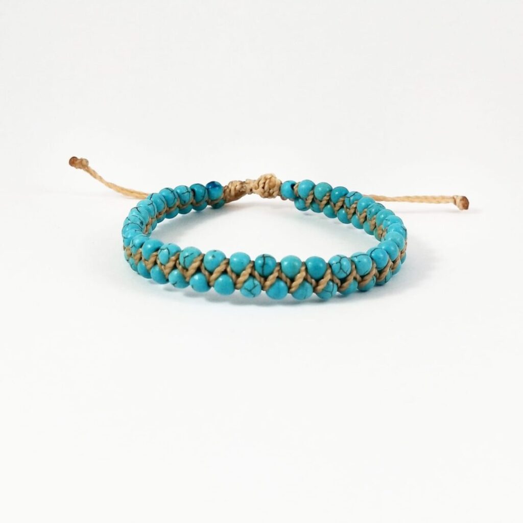 Pulsera Turquesa de Urpi Shop sobre fondo neutro