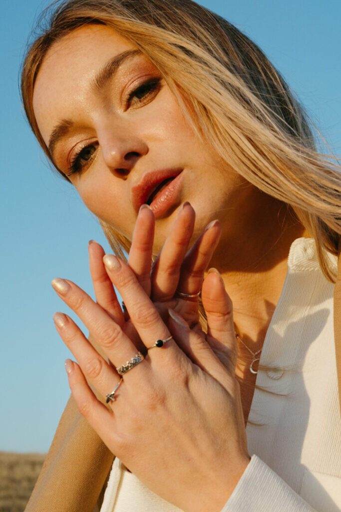 Manos femeninas con anillos plateados de Urpi Shop en primer plano